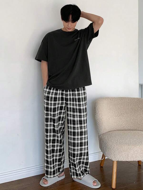 DAZY مجموعة بيجامة رجالية مكونة من تي شيرت مطبوع عليه حروف و شورت كاروهات للصيف