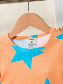 Set de 4 piezas de pijama para niños jóvenes con Top de manga corta de cuello redondo y estampado de estrellas naranja y verde, y shorts informales - Multicolor - Ver 3
