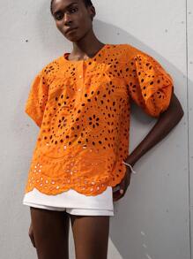 Aveloria Modichic 女士休闲/度假圆领超大落肩泡泡袖短袖衬衫，单肩镂空，精致刺绣和激光切割面料 - 橘色 - 查看 3