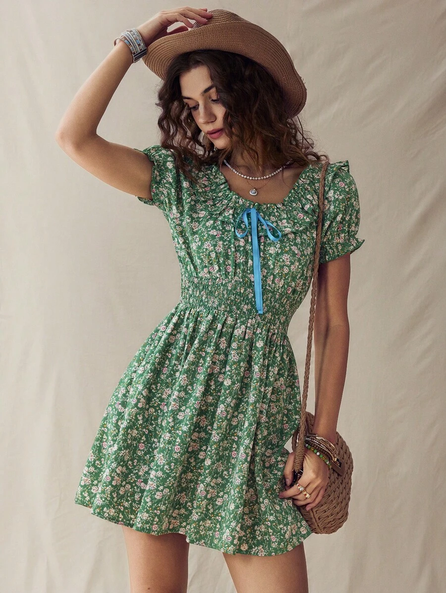 SHEIN LUNE Vestido mini con volantes y estampado floral verde de estilo western americano para vacaciones en el campo, vestido de mujer para Pascua, vestidos primaverales para mujeres, vestidos cortos para concierto country, ropa de verano, atuendos de maestra, vestido de fiesta de té, ropa bohemia para mujer - Verde - Ver 1