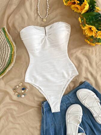 Soleia 加大码白色纹理面料金属点缀露肩连体衣，夏季海滩度假