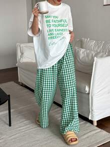 DAZY Outfit-Set aus locker sitzendem T-Shirt mit Buchstaben-Grafik-Muster und karierter Gerade-Bein-Hose als Heim-Outfit/Pyjama