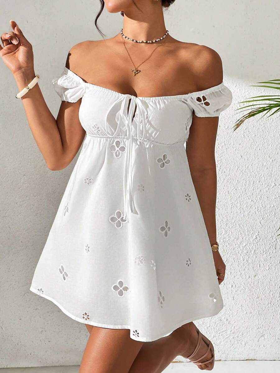 SHEIN PETITE Váy ngắn thêu hoa hở vai buộc nơ cổ trái tim thời trang nghỉ dưỡng - trắng - Xem 1