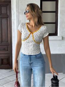 SHEIN Unity Fashion Casual Vacation Countryside Daisy Ditsy Floral V-Neck Bow Splice Contrast Color Short Sleeve T-Shirt - Multicolor - View 3