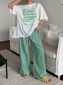 DAZY Outfit-Set aus locker sitzendem T-Shirt mit Buchstaben-Grafik-Muster und karierter Gerade-Bein-Hose als Heim-Outfit/Pyjama