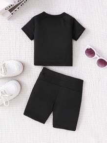 女婴柔软舒适两件套黑色短袖上衣和短裤，适合春夏季节