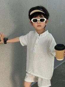 SHEIN Streecool Kids 幼儿男童半拉链立领条纹短袖上衣搭配运动短裤套装，休闲时尚版型，面料舒适，适合夏季户外和校园穿着