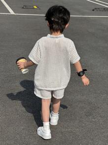 SHEIN Streecool Kids 幼儿男童半拉链立领条纹短袖上衣搭配运动短裤套装，休闲时尚版型，面料舒适，适合夏季户外和校园穿着