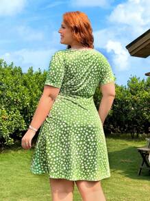 SHEIN EZwear Plus Size V-Neck Waisted Green Ditsy Floral Dress, For Spring And Summer - Green - View 2