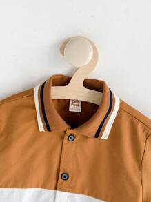 Cozy Pixies Camisa casual y versátil para niño con cuello polo, manga corta y botones, en diseño de bloques de colores contrastantes