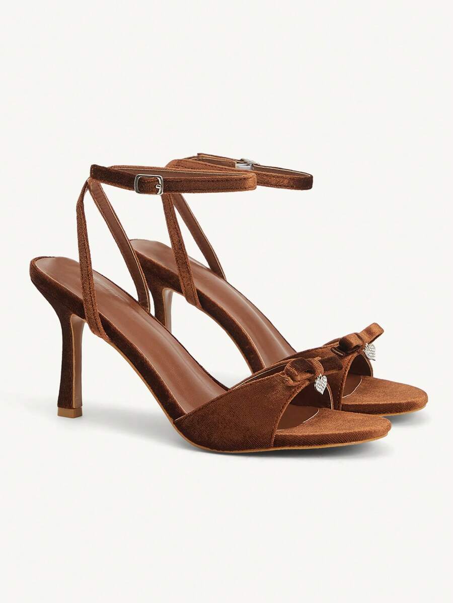 CUCCOO CHICEST 女士甜美浪漫优雅尖头高跟凉鞋，蝴蝶结装饰，水钻心形装饰，棕色天鹅绒材质，适合约会、时尚派对、正式场合、夏季