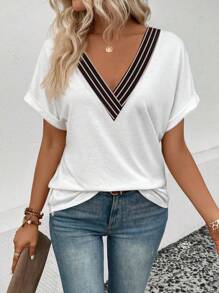 SHEIN VCAY Camiseta casual de moda versátil de manga corta con cuello en V y puños a rayas de color contrastante para primavera/verano