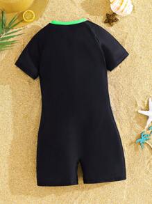 SHEIN Traje de baño de una pieza con gráficos deportivos para niño preadolescente, apropiado para la playa, la natación y el surf