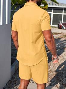 Manfinity Homme 男士純色短袖鈕扣襯衫與抽繩腰短褲套裝，休閒黃色男士襯衫套裝，適合夏季，正式 - 芥末黃 - 查看 2