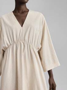 Ontre 女款四季杏色沙滩裙海边度假连衣裙条纹V领长袖宽松连衣裙休闲都市简约时尚城市通勤 - 卡其色 - 查看 4