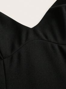 SHEIN Essnce Tenues de festival pour femmes été 2025 : Robe mini à fines bretelles et ourlet plissé noir - Style sirène de bureau, décontracté chic, robe pour rave et concert pour la remise des diplômes, l'aéroport, les tenues d'été bohème chic pour femmes - Noir - Voir 6