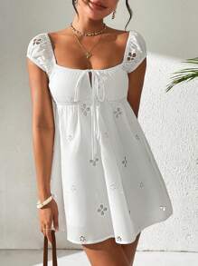 SHEIN PETITE Váy ngắn thêu hoa hở vai buộc nơ cổ trái tim thời trang nghỉ dưỡng - trắng - Xem 3