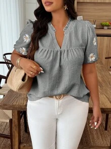 SHEIN Clasi 大码条纹植物印花褶饰拼接衬衫，带荷叶边细节 - 黑與白 - 查看 4