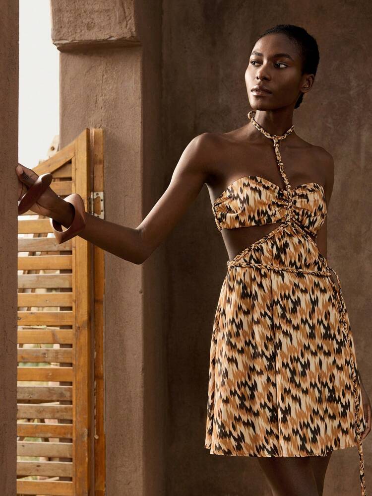 SHEIN Maija Vestido corto de mujer con diseño de nudo tejido, cuello halter, estampado digital de estilo nómada, sin mangas, cintura ajustada, decoración de hebilla metálica en la espalda hueca, para vacaciones