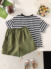 SHEIN 2 Stück/Set Kleinkind Jungen Sommer Lässig gestreiftes Kurzarm T-Shirt & Shorts mit elastischem Bund Set