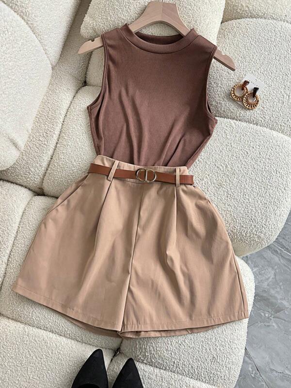 Franclia Ținută business casual de vară pentru femei, 2 bucăți: body maro cafea, fără mâneci, cu guler fals, cu buzunar și curea decorativă, pantaloni scurți maro cu dungi verticale, cu croi larg