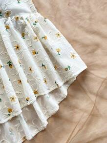 Soleia 可爱休闲夏季女士度假甜美可爱花卉蕾丝吊带背心，松紧腰荷叶边下摆高低 - 白色 - 查看 4