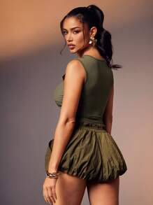 Denimoi Top sin mangas de unicolor con detalle de herrajes dorados y diseño con abertura y torsión en la parte delantera