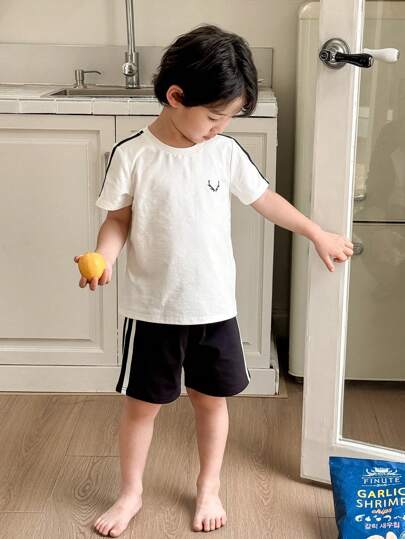 Zikori 2 件套：小男孩简约鹿角图案圆领丝带装饰短袖短裤，宽松休闲睡衣