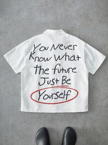 Manfinity EMRG Herren Große Größen Lässig Shirt mit Slogan Grafik und Reißverschluss, Kurzarm, Sommer - Weiss - Übersicht 2
