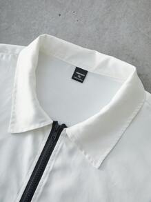 Manfinity EMRG Herren Große Größen Lässig Shirt mit Slogan Grafik und Reißverschluss, Kurzarm, Sommer - Weiss - Übersicht 5