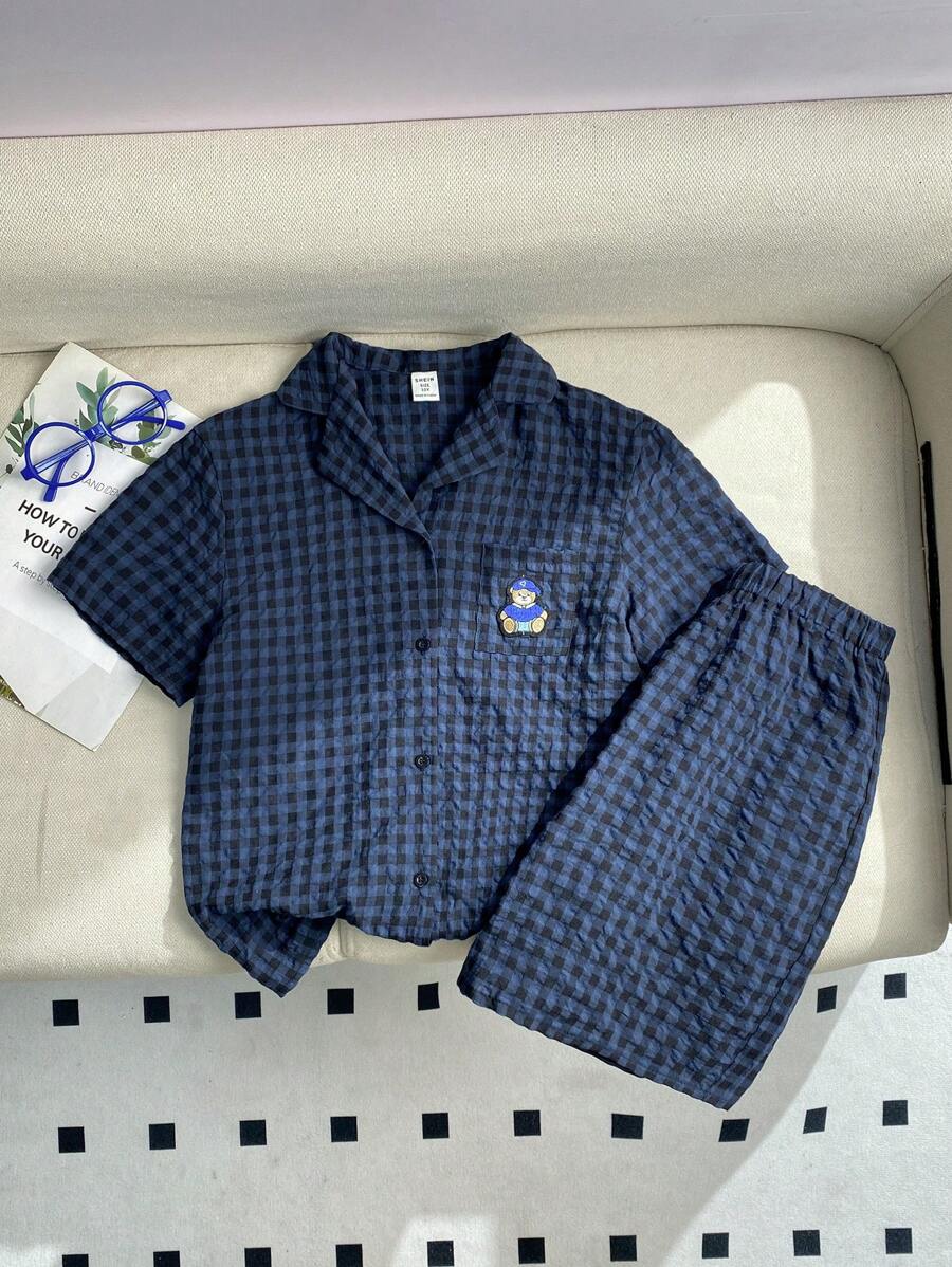 SHEIN 2 件套青少年男孩休闲补丁图案熊装饰翻领补丁短袖短裤宽松编织睡衣套装 - 霧霾藍 - 查看 1