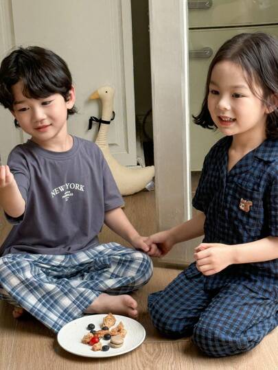 SHEIN 年轻女孩休闲补丁松鼠印花翻领补丁短袖 T 恤和睡衣长裤套装，舒适宽松梭织