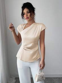 Elenzga 女士休闲缎面不对称领褶皱肩部修身短款衬衫，优雅适合度假和通勤，春夏季 - 杏色 - 查看 4