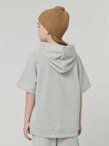 SHEIN Conjunto de camiseta con capucha de manga corta y pantalón corto suelto con estampado de letras para niñas preadolescentes. El elemento de la capucha le da un toque juguetón y enérgico a la camiseta, mientras que el estampado de letras moderno es el punto central destacado. La disposición inteligente forma palabras o frases interesantes, que muestran la personalidad y la actitud de la niña.
