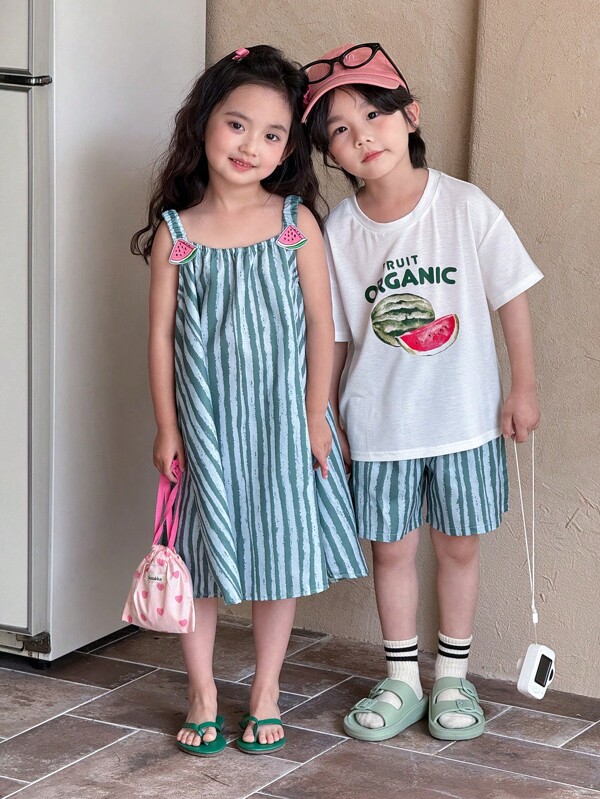 SHEIN Genkimix Kids 2 buc/Set ținută casual de vară pentru copii mici, tricou cu mânecă scurtă cu imprimeu pepene verde + pantaloni scurți în dungi, costum minimalist confortabil