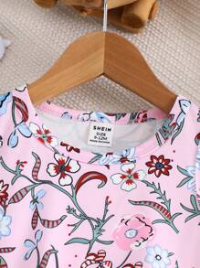 Tenue pour bébé fille, Top à col rond avec imprimé fleuri et franges, assorti à un short. Tenue polyvalente et décontractée, adaptée pour le port quotidien.