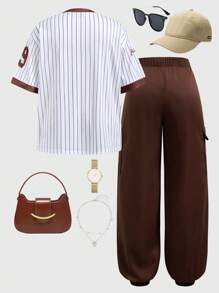 Set da 2 pezzi: maglietta sportiva con scollo a V e stampa numerica colore marrone caffè di taglia oversize e pantaloni casual tinta unita marroni