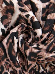 SHEIN Holidaya Vestido mini casual de resort para tallas grandes con estampado de leopardo, halter, detalle con lazo al frente, fruncido y espalda descubierta, para primavera/verano