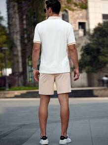 Manfinity RelaxMax Conjunto de camisa polo de manga corta casual con bordado y ribete de contraste, y shorts de un solo color para hombre