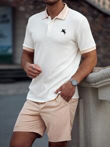 Manfinity RelaxMax Conjunto de camisa polo de manga corta casual con bordado y ribete de contraste, y shorts de un solo color para hombre