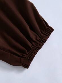 Set da 2 pezzi: maglietta sportiva con scollo a V e stampa numerica colore marrone caffè di taglia oversize e pantaloni casual tinta unita marroni