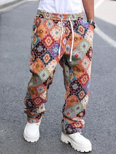 Manfinity Hypemode 男士度假休闲风，INS上搭配复古奢华红蓝提花花卉度假阔腿直筒裤。这款单品融合了宫廷复古美学与法式优雅浪漫，是夏威夷夏日海滩度假的完美之选。它也适合音乐节和日常穿着，是送给男朋友或老公的绝佳礼物。花卉印花松紧腰休闲裤，秋季