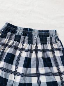 SHEIN Set de 2 piezas de pijama para niños preadolescentes con camiseta de cuello redondo de manga corta y estampado liso y pantalón corto suelto a cuadros