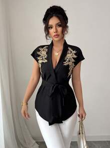 Calvaya Elegante e versatile blusa nera da donna a maniche corte con arricciatura frontale, retro lungo, con rifinizione in pizzo dorato e tessuto non elastico