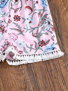 Tenue pour bébé fille, Top à col rond avec imprimé fleuri et franges, assorti à un short. Tenue polyvalente et décontractée, adaptée pour le port quotidien.