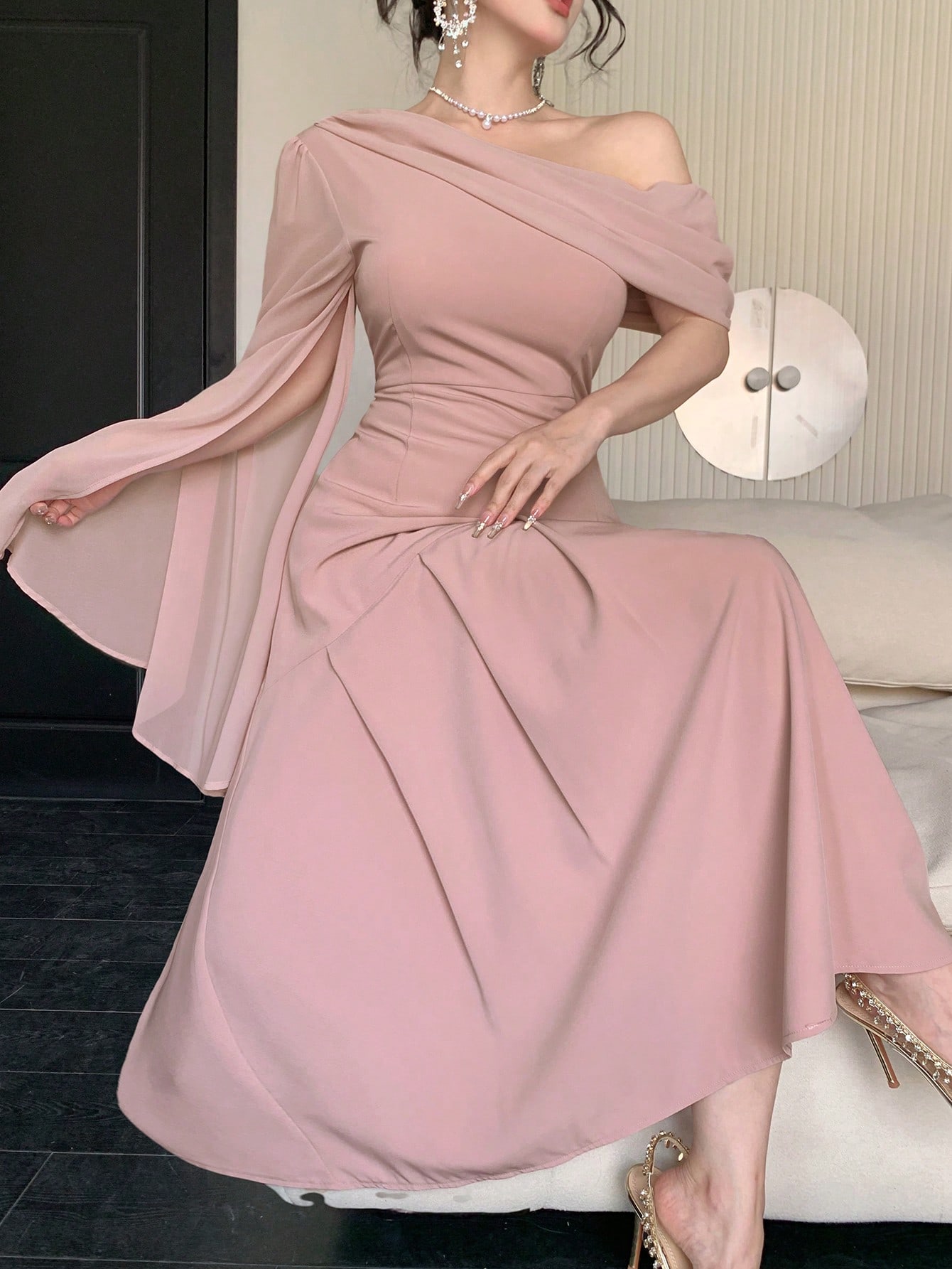 DAZY فستان نسائي أنيق بأكمام واسعة وياقة غير متماث...