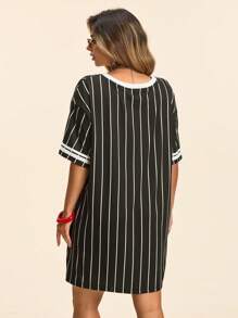 Paul Frank X SHEIN Große Größen V-Ausschnitt Gestreiftes & Cartoon Muster Stilvolles Cooles Schwarzes Kleid, geeignet für den täglichen Sommertragegebrauch