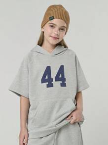SHEIN Conjunto de camiseta con capucha de manga corta y pantalón corto suelto con estampado de letras para niñas preadolescentes. El elemento de la capucha le da un toque juguetón y enérgico a la camiseta, mientras que el estampado de letras moderno es el punto central destacado. La disposición inteligente forma palabras o frases interesantes, que muestran la personalidad y la actitud de la niña.