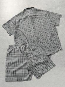 Manfinity Roghcode Conjunto de 2 piezas de Manfinity Streetrush para hombre, compuesto por una camisa de manga corta con botones delanteros y estampado de letras, y un short, un conjunto casual de dos piezas para hombres - Multicolor - Ver 2