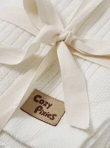 Cozy Pixies 4件套白色针织婴儿襁褓毯礼盒套装（包含帽子、脚套、毯子） - 白色 - 查看 9